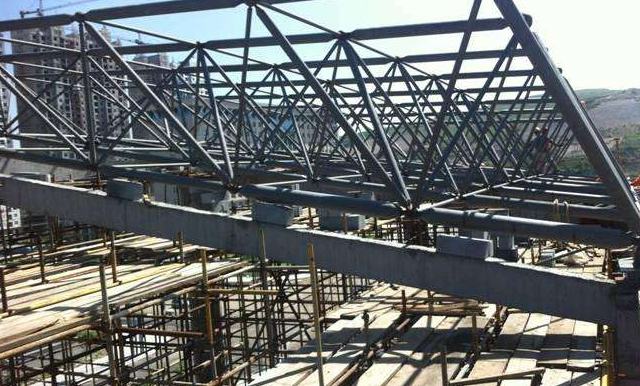 华蓥简述网架公司的黑色压型钢板的吊装步履